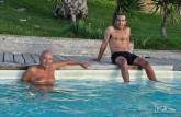 O Rodrigo e seu pai na piscina do hotel em Villa Serrana, no Uruguai